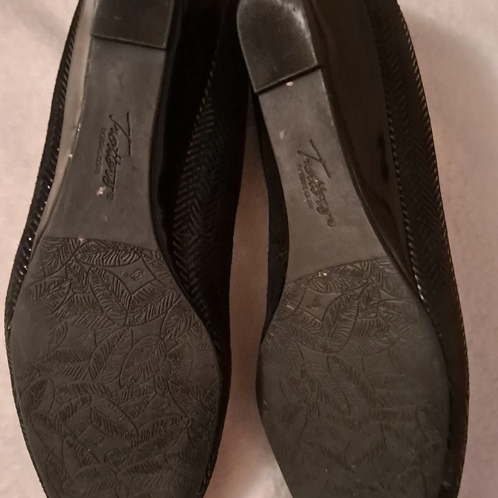 Trotters Lauren Patent Suede Mini Wedge Black 8W Tll0-00l